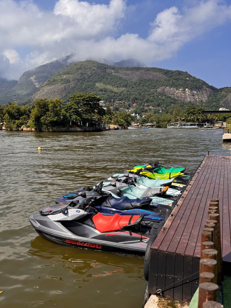 Jet skis no píer da Ilha da Gigóia