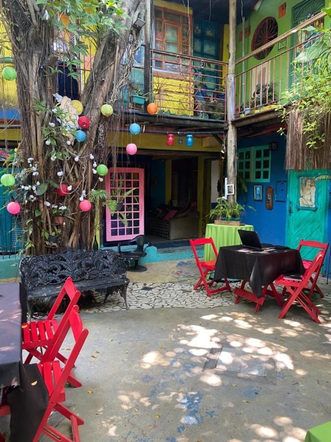 Casa de Huéspedes Babel - patio colorido
